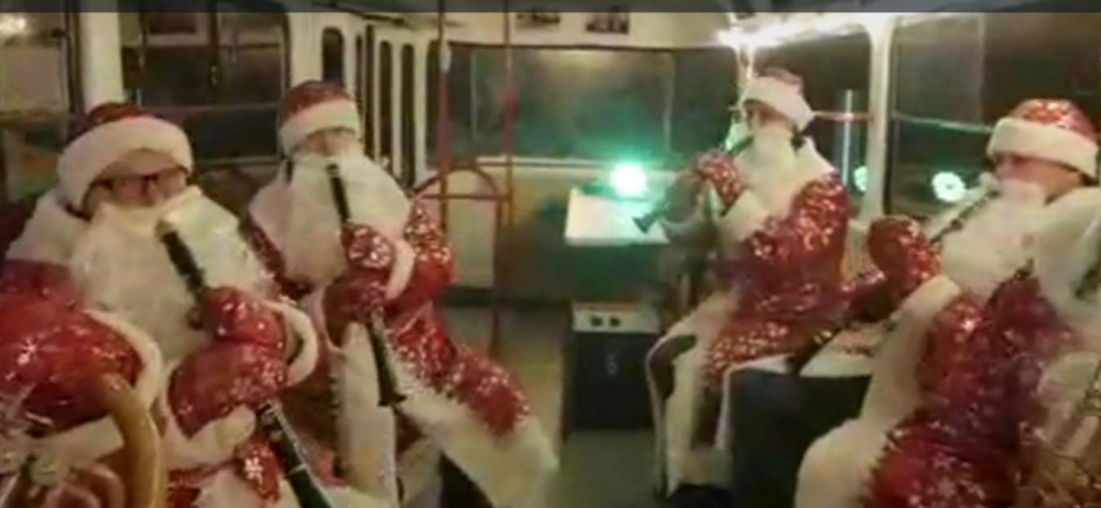 Двадцать два Деда Мороза «захватили» таганрогский трамвай