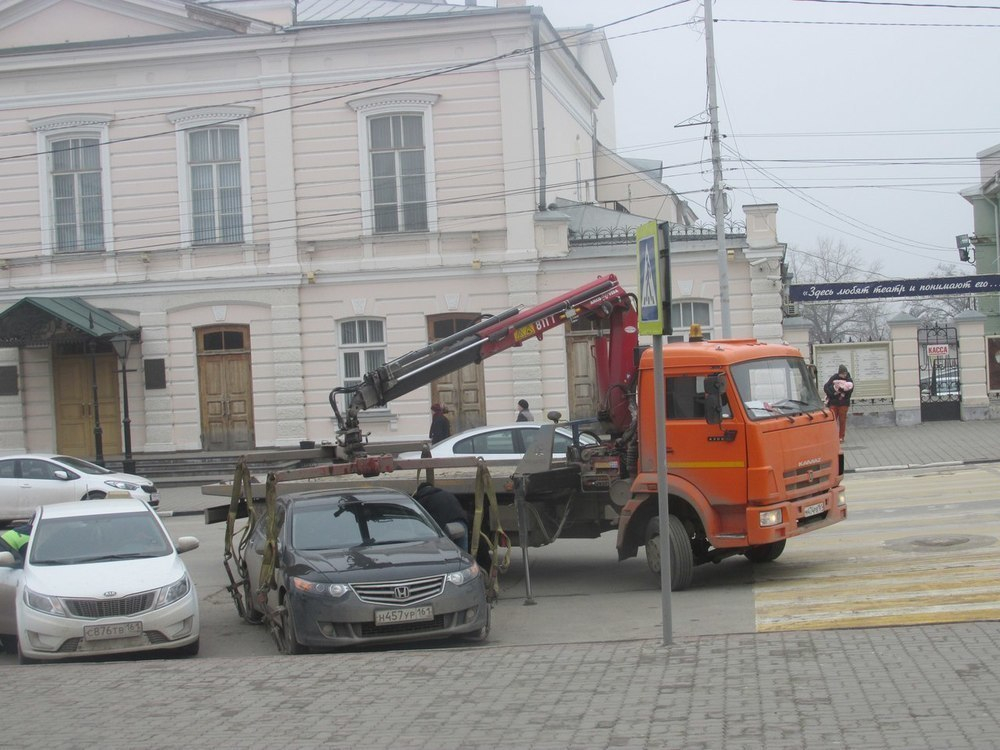 В Таганроге эвакуатор увез автомобиль чиновника от здания администрации