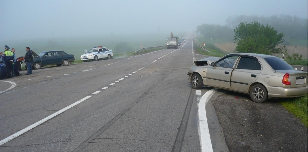 На автодороге «Ростов-Таганрог» произошло ДТП большегруза с легковым автомобилем