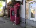 Розовые двери на историческом зданиии Таганрога смутили горожан