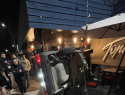 Машина опрокинулась и понеслась на людей, неистово крутя колёсами в воздухе - смела часть ресторана в Таганроге