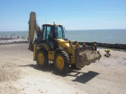 На таганрогском пляже мусор и камни засыпали песочком