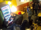 В сети появились кадры нападения толпы молодежи на таганрогское кафе