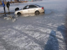 В Таганроге легковушка провалилась под лед