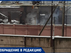 Рабочие завода Таганрога задыхаются от запаха тлеющего склада 