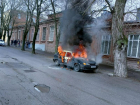 В центре Таганрога сгорел отечественный автомобиль