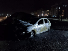 Автомобиль такси сгорел ночью в Таганроге