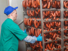 Опасную колбасу обнаружили в холодильнике мясоперерабатывающего предприятия в Таганроге