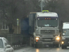 В Таганроге грузовик с прицепом  не вписался в поворот, снес светофор и ограждения