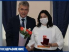 Таганроженке Сенильге Бартеневой вручили медаль за ее бескорыстную помощь людям