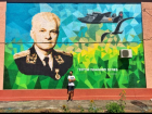 Руководство ТАНТК и дочь Бериева одобрили портрет авиаконструктора на стене в Таганроге