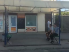 Опасную расшатанную остановку в Таганроге показали на видео