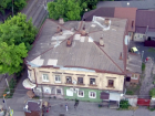 Сразу несколько зданий в историческом центре Таганрога угрожают прохожим 