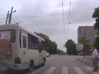 Неуважение водителя маршрутки к пешеходу в Таганроге попало на камеру видеорегистратора