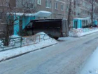 Водитель маршрутного такси в Таганроге держит в страхе двор многоэтажки