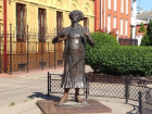 У памятника Фаине Раневской в Таганроге похитили зонтик  