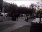 «Звони в полицию, или в психушку!»: таганрожец устроил истерику перед зданием БСМП