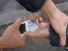 В Таганроге у мужчины отняли телефон