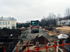 "Точно будет сад, а не плац?" - гадают жители Таганрога, рассматривая строительную технику у нового сквера