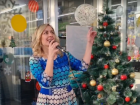 Новогодние песни поёт администратор одного из супермаркетов Таганрога