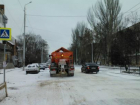 В Таганроге очисткой и посыпкой дорог занимаются восемь машин