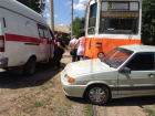 В Таганроге трамвай протаранил легковой автомобиль