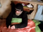 В Таганроге живёт человек в металлической будке с ампутированными ступнями 