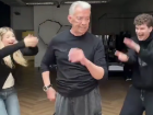63-летний уроженец Таганрога Николай Добрынин зажег с молодежью