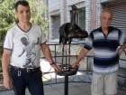 Говорят, "Детей приносят аисты": бронзовая скульптура этой птицы появилась у родильного дома Таганрога