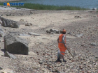 Большие камни, битый кирпич и грязные баки с мусором: Центральный пляж Таганрога разочаровал депутатов