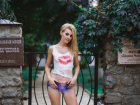 В Таганроге блондинка устроила обнаженную фотосессию на фоне «Домика Чехова»