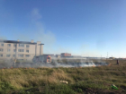 Пламя приближалось к домам и к машинам: в Таганроге подожгли сухую траву