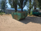 Просьбы таганрожцев были услышаны: на пляже появился мусорный контейнер-лодочка
