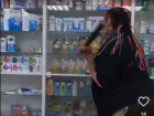 Таганрогская зоозащитница разбила витрину аптеки