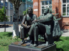 Ретро-подтяжки и памятник Koрoлеву и Гагарину: какие предметы времен СССР продают в Таганроге