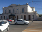 В Таганроге «лак настоялся» и были покрашены двери в театре им. А.П. Чехова