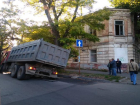 В Таганроге провалился под землю КамАз