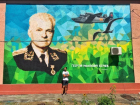 Портрет авиаконструктора Бериева рисует Антон Тимченко на стене Таганрога