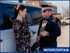 В честь праздника девушкам-водителям Таганрога вручили цветы