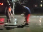 В Таганроге «красавцы» из ДСУ лопатами выгребают воду из латок, бросая туда асфальт