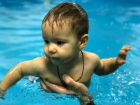 Способствует развитию ребенка: как плавание влияет на детей