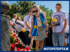 В Таганроге чиновники, предприниматели и студенты возложили цветы к памятнику Петру I