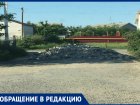Шлагбаум из камней вырос за одну ночь в СНТ «Мичуринец» в Таганроге