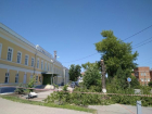 Таганрожцы бьют тревогу: возле чеховской гимназии спиливают деревья