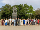В День памяти Чехова к его памятнику возложили цветы