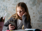 Таганрогским школьникам запретят телефоны на уроках