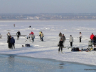 Таганрожцы гуляют по замерзшему заливу