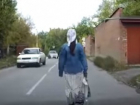 Неспешная прогулка молодой горожанки по центру проезжей части довела до белого каления автовладельцев в Таганроге