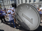 Жители Украины просят Порошенко запретить оборот российской валюты