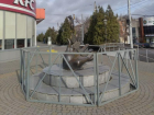 Почему в Таганроге установили ограждение у памятника "Ладонь с Гермесом"?